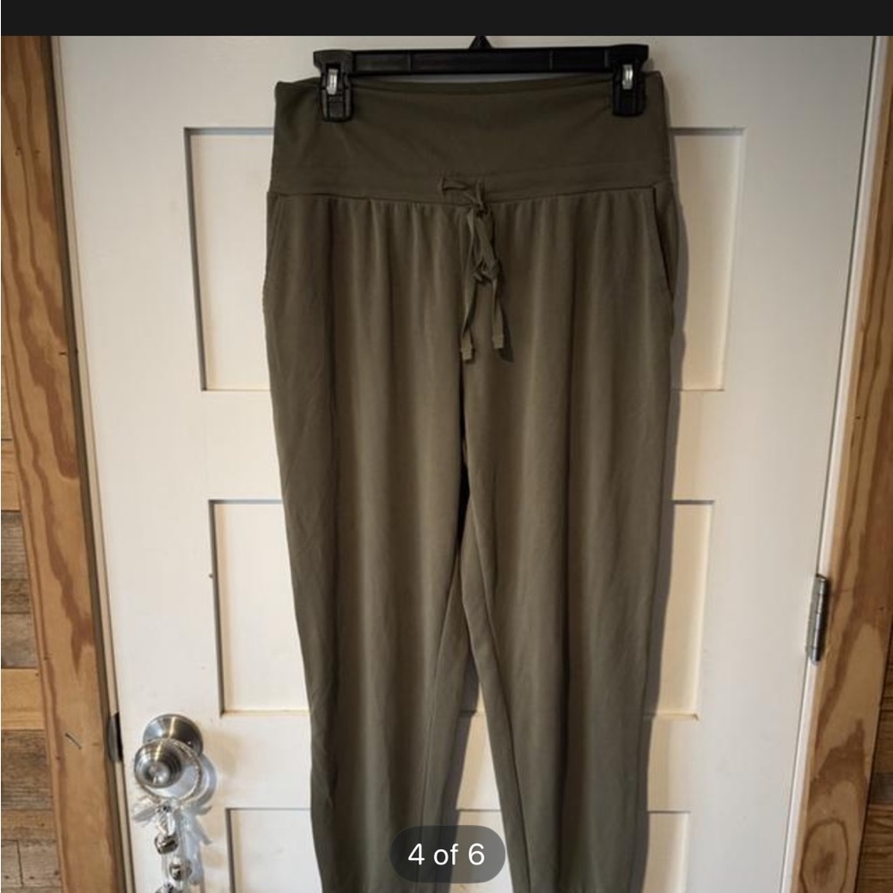 Fabletics Olive Green athletic set - Picture 4 of 11